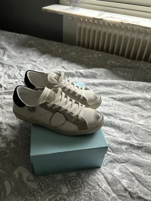 Philippe model - Säljer ett par skor nyskick storlek 41/42 endast använda en gång har dock inget kvitto eller liknande bara box därav lägre pris 