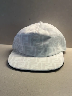 Fendi keps  - Vit Fendi keps för schyst pris skicka gärna prisförslag 10/10 skick 😍