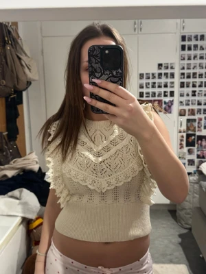  Zara topp - Supersöt stickad topp från Zara i krämvitt/beige med spetsiga volangdetaljer. Tröjan är i storlek S och passar perfekt som en sommartopp!💕