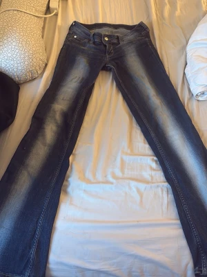 Kvarg  jeans från Cheap Monday - Säljer mina kvarg jeans ifrån cheap Monday dom är lite slitna mellan bena och nere på byxorna skriv vid intresse 