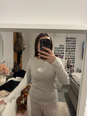 Gina tricot tröja - En enkel och stilren ljusbeige långärmad tröja med ribbad struktur och rund halsringning. Tröjan är figurnära och passar perfekt för vardagliga sysslor. Tröjan är i storlek S!💕