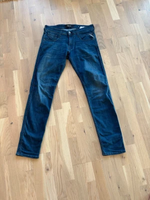 Mörkblåa jeans från replay - Säljer ett par mörkblå slim fit jeans replay. Anbass. Alldrog använt. Sitter bra i storleken. Skriv om ni har frågor!!! Pris ej hugget i sten.
