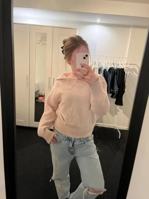 Rosa stickad tröja - En rosa hoodie från Gina tricot. Inga defekter mer än att den är nopprig. Pris kan diskuteras.
