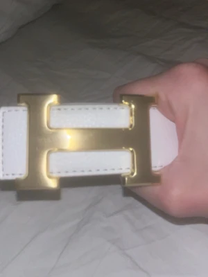  vändbart bälte med H-spänne - Säljer ett ikoniskt vändbart H bälte. Helt oandvänt och jag skriver Zara för att det inte ska tas bort (annonsen)