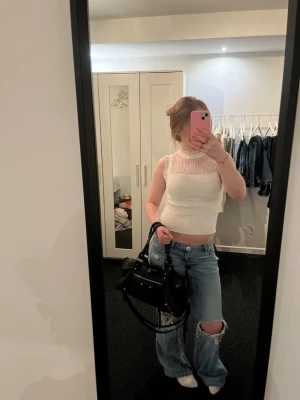 Vit Missay topp - En fin fest topp från missay. På sista bilden ser ni en liten mörk fläck men inget man märker av. Kan diskutera pris.