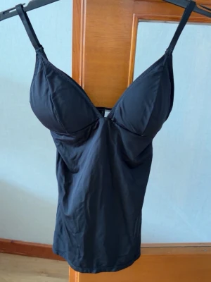 Gestuz topp - Svart topp från gestuz. Justerbara band och vadderade kupor.  Supersnygg som fest topp. Knappt använd i strl XXS. Orginalpris 600kr 