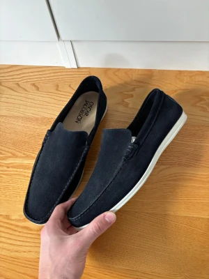 Oscar Jacobson loafers herr 45 - Helt stört snygga unika och eftertraktade blå mocka Oscar Jacobson loafers i storlek 45. Superfint skick som nya verkligen! Absolut toppenskick knappt använda, perfekta nu till våren och sommaren! Nypris på nästan 3000. Tveka inte vid minsta fråga eller fundering!