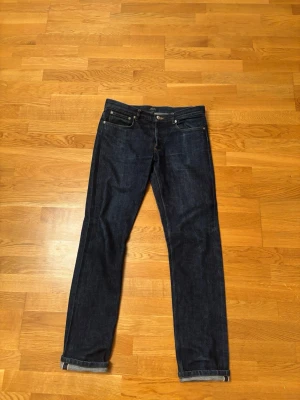 APC Selvedge  - Snygga Selvedge från apc, bra skick inga defekter. 32/34 och slim passform. 