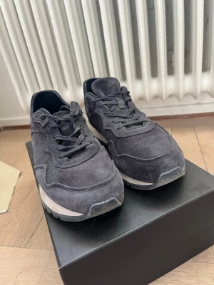 Massimo dutti trainer - Marinblå Massimo dutti trainers i nyskick. Storlek 43 men passar även 42-44 eftersom snörningen är Vädligt anpassbar. Nyskick, endast använda ett fåtal gånger och det tillkommer originallåda samt dustbags. Skriv vid minsta fundering 