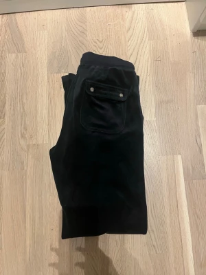 Juicy byxor  - Mörkblå juicy byxor storlek är typ 12-13år❤️