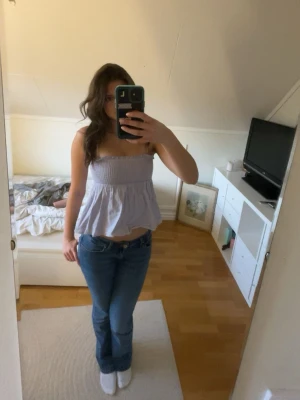 ljuslila ärmlös tipo  - Söt ljuslila topp med tunna axelband. toppen har en volangig, luftig passform och är perfekt för varma dagar. super fin att matcha med jeans eller kjol för en trendig look💗säljer för att den tyvärr har blivit för liten 