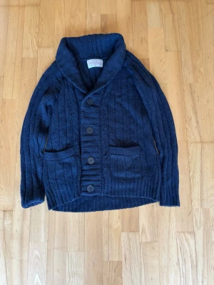 Cardigan  - Superfin cardigan ifrån These Glory Days i storlek S. Fint begagnat skick. Skriv vid eventuella frågor!