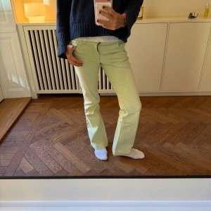 Ljusgröna raka jeans - Säljer ett par ljusgröna jeans med rak passform och klassisk femficksdesign. Jeansen har normal midja / låg midja och stängs med dragkedja och knapp. Perfekta för dig som vill sticka ut med färg i vardagen.
