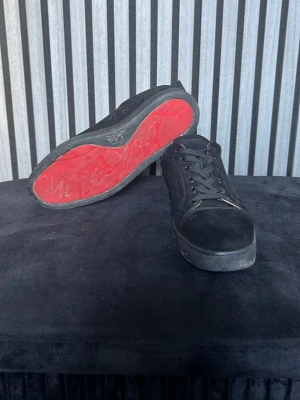 Svarta loubs  - Hej säljer nu mina loubs för de blivit för små. Skorna är i bra skick. Priset kan diskuteras vid snabb affär ‼️‼️