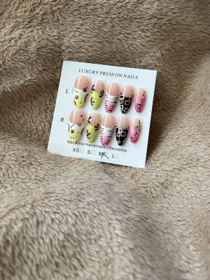 Funky nails - Söta färgglada naglar i olika mönster, Medium Almond i storlek M. Vid köp får du nagel kit och freebies!! Köp 2 nagel set, få 1 gratis set. (Flera naglar i profil) Helt nya.