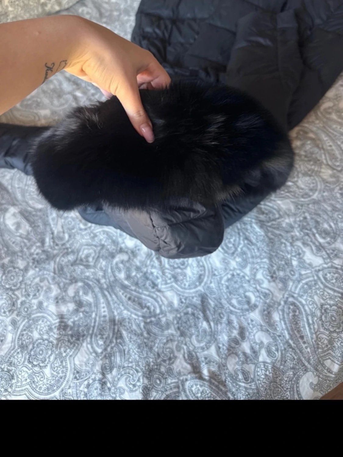 Lång svart dunjacka med päls  - 3