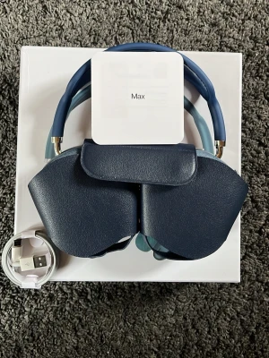 Air pods Max  - Säljer nyinköpta AirPods Max marinblåa funkar utan problem med suveränt ljud också med galet bra batteri, PRISET KAN DISKUTERAS!!