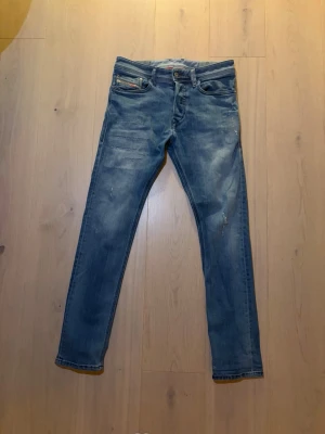 Diesel jeans - Säljer ett par blå schyssta diesel jeans. Jeansen är i ljusblå färg vilket är fett nu till de varmare vädret. Tveka inte alls på att höra av er med frågor eller likande.