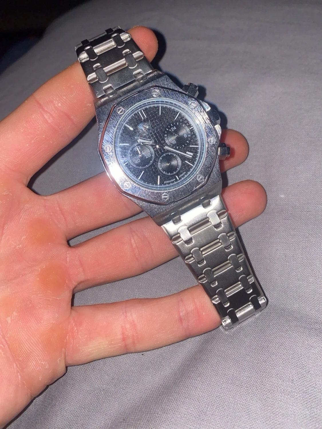 Silverfärgad klocka från Poedagar