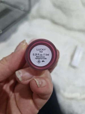 Rare Beauty Soft Pinch Dewy Liquid Blush - Flytande rouge från Rare Beauty i nyansen Lucky. Kommer i en smidig glasflaska med silvrig applikator och rosa-röd färg. Ger en dewy finish och är enkel att blanda ut för ett naturligt resultat. Innehåller 7,5 ml.