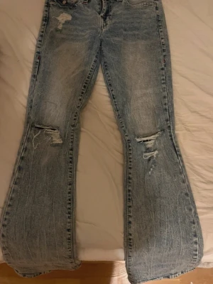 True religion jeans  - Skit snygga true religion jeans i ljusblå med hål.Köptes på Raglady för 1500kr använt fåtal gånger dem är i storlek 26.