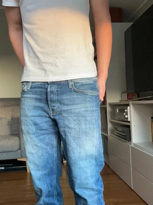 Jack&Jones jeans - Ett par jättesnygga ljusa jeans från Jack&Jones som är i princip helt oanvända, skicket är därför superbra och de sitter perfekt!🤩 Storlek 30/32, modellen är 176cm lång och väger 70kg. Ställ gärna frågor! Mvh