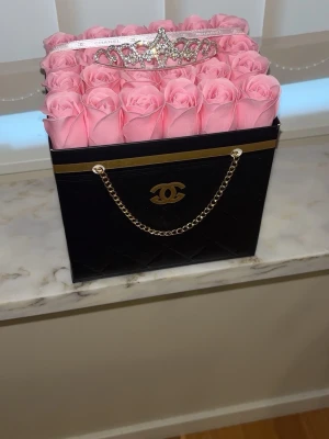 Evighetsrosor present påse - Säljer en rosa rosor i en  elegant present påse med C logga  med gnistrande stenar och silverfärgad prinsessa tiara  ger en lyxig känsla till ditt hem. Perfekt  för dig som vill sticka ut. Eller ge en fin gåva 