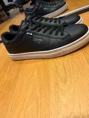 Jack & Jones - Ett par feta Jack & Jones sneakers. Gjorda i slätt läder. Skicket är mycket bra. Kommer vara perfekta till sommaren.