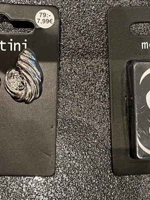 Silvriga örhängen från Montini - Säljer ett par coola silvriga örhängen från Montini. För samma pris som på bilden, går att köpa separat 