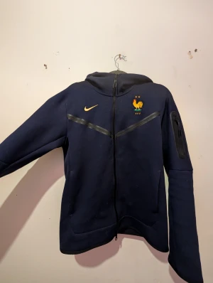France Nike tech  - Frankrikes landslags Nike tech i marinblå, strl S vuxen storlek helt ny, testanvönd några gånger