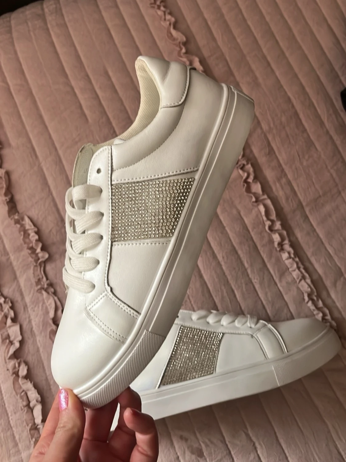 Vita sneakers med strassdetaljer OBS har en blå fläck se bilder !!! - 1