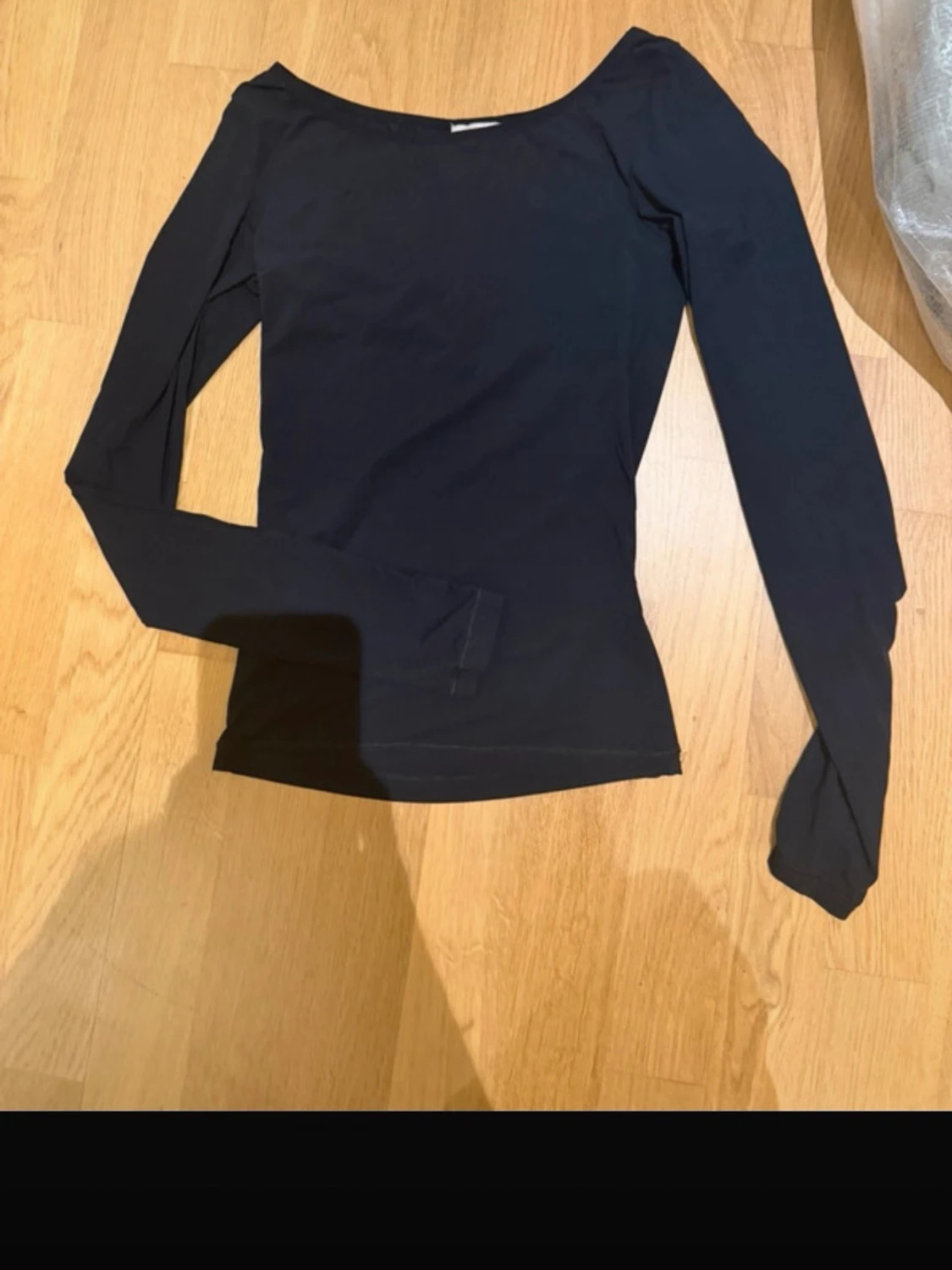 Svart långärmad croppad topp - 2