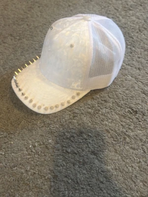 Vit meshkeps med nitar och sammet - Custom vit Trucker keps som jag gjort själv så perfa för dig som vill ha något som är 1 of 1. Framsidan är mocha och 2 nitar på toppen som man kan ta bort med skruvmejsel som det skulle önskas. 