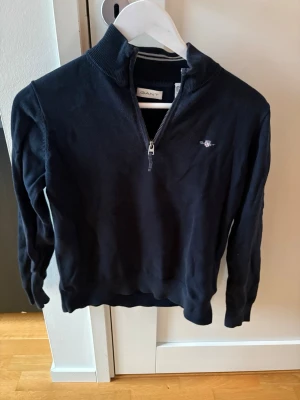 Marinblå gant halfzip tröja - Storlek 146-152cm. Använd ganska mycket men fortfarande bra skick. Nypris 799 kr! Mitt pris 149 kr! Kan gå ner lite vid snabb o enkel affär! Kan även köpas tillsammans med andra kläder för billigare pris! Tveka inte på att höra av er om ni har några funderingar!