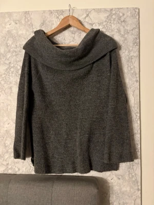 Grå stickad tröja offshoulder - Mysig grå stickad tröja som är off shoulder. Tröjan är i nyskick och storlek S