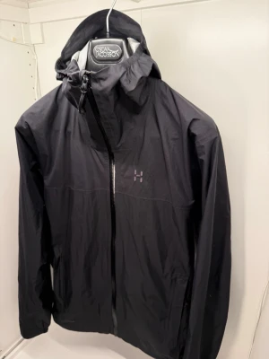 Haglöfs jacka - Svart på svart Haglöfsjacka. Grymt bra skick. Storlek M.