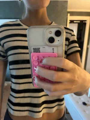 Randig ribbad topp i svart och vit - Kortärmad topp med svart och vit randigt mönster. Ribbad struktur och croppad passform.