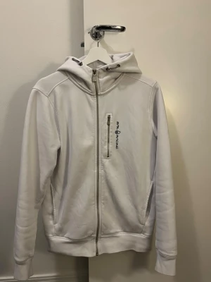 Vit sail racing tröja - Bra skick på tröjan, säljer då jag inte använder längre. Skriv om du har frågor!