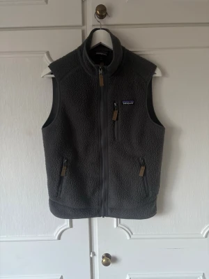 Patagonia fleece väst - Patagonia väst i nyskick säljer för 800, nypris 1399kr inga defekter 