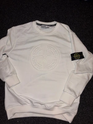 Stone Island vit sweatshirt - Säljer en clean vit sweatshirt från Stone Island som aldrig använts. Tag till tröjan följer med köpet där äktighet kan kontrolleras. Skriv om du har några funderingar mvh.