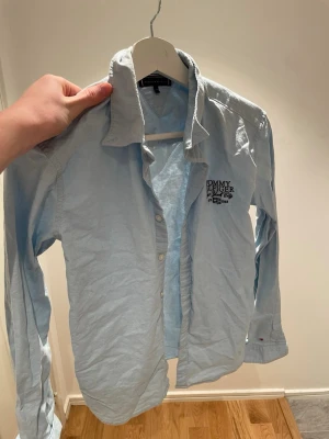 Tommy hilfiger skjorta  - En stilren skjorta i bra skick, perfekt för fin middagar 