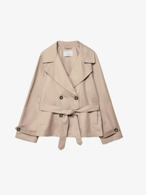 Beige trenchcoat - Stilren beige trenchcoat med dubbelknäppning och brett slag. Jackan har ett matchande knytskärp i midjan. Helt slutsåld, skriv för fler bilder och prisförslag💗