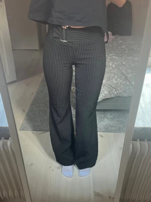 Randiga kostymbyxor - Skitsnygga randiga vintage kostymbyxor med bälte💕 Jag är 166 och bär ofta storlek S i byxor som referens och de passar mig!💗💗