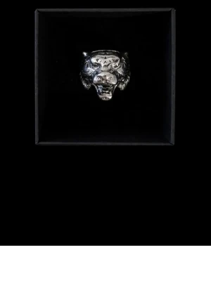 Silverfärgad ring med tigerhuvud - Cool ring i silverfärgad metall med ett detaljerat tigerhuvud som motiv. Den är gjord i mässing stål (rostar ej). Jag beställde den precis men den var tyvärr för stor så den är ej använd, det är bara att skriva om frågor!💗