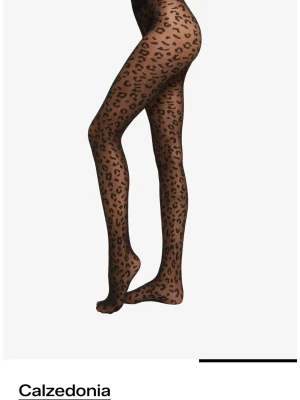 Leopardmönstrade strumpbyxor Calzedonia - Snygga  strumpbyxor från Calzedonia med leopardmönster i svart. Tightsen är i ett tunt, stretchigt material som sitter bekvämt på benen. OBS! strumpbyxorna har ett litet hål på sidan (se bild) 