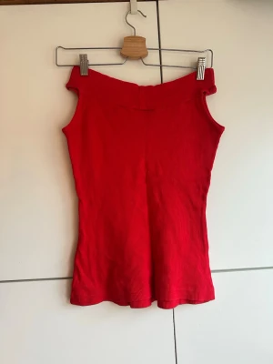 Röd topp - Röd topp med så najs ringning! I storlek s fint skick💖