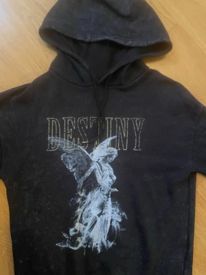 Svart hoodie med tryck - Svart hoodie med tryck storlek xs men ändå lite loose fit från night addict🙂‍↕️