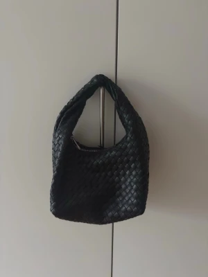 Liten väska  - Super fin liten handväska från Gina som inte heller kommer till användning längre. Har en liten skada, de sista bilden, men använd fåtal gånger🌸