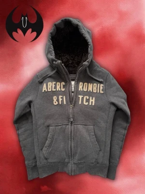 Vintage Pälsfodrad Abercrombie & Fitch Zip-Hoodie Jacka - Säljer denna sällsynta och eftertraktade Abercrombie & fitch fodrad Jacka | Mycket bra skick | Size S | Längd: 66cm Bredd: 54cm Armlängd: 70cm | Skyltdocka: M - 48 cm axlar, 75 cm midja | Lägg endast bud med avsikt att köpa nu, inga fördröjning! Pris är inte hugget i sten!