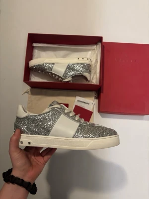 Valentino Flycrew - Supersnygga och trendiga Valentino Flycrews. Nytt skick! Knappt något tecken på användning. Alla nitar kvar. Dessa är i storlek 38. Nypris på dessa ligger runt 8000kr, säljs för 2999kr. Vid köp ingår box, skopåse samt kvitto. (Äkta vara)